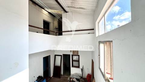 Moradia com logradouro e 2 espaços comerciais, centro de porto covo.