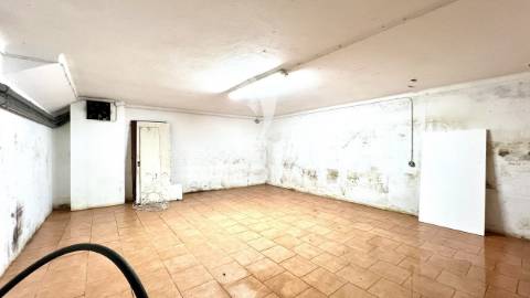 Moradia com logradouro e 2 espaços comerciais, centro de porto covo.