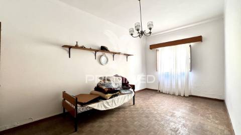 Moradia com logradouro e 2 espaços comerciais, centro de porto covo.