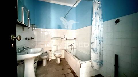 Moradia com logradouro e 2 espaços comerciais, centro de porto covo.