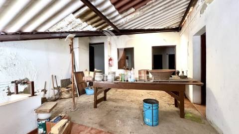 Moradia com logradouro e 2 espaços comerciais, centro de porto covo.