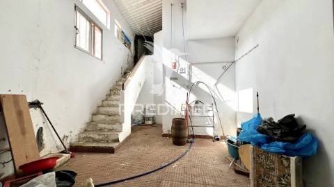 Moradia com logradouro e 2 espaços comerciais, centro de porto covo.