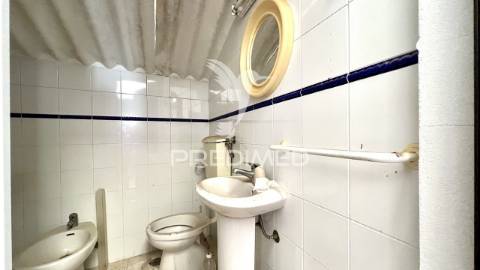 Moradia com logradouro e 2 espaços comerciais, centro de porto covo.