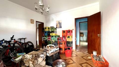 Moradia com logradouro e 2 espaços comerciais, centro de porto covo.