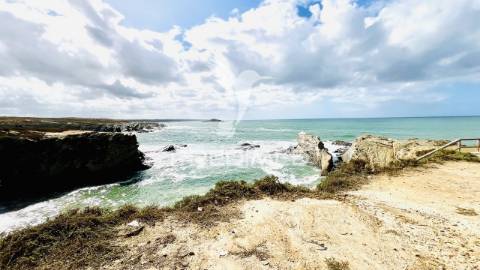 Moradia com logradouro e 2 espaços comerciais, centro de porto covo.