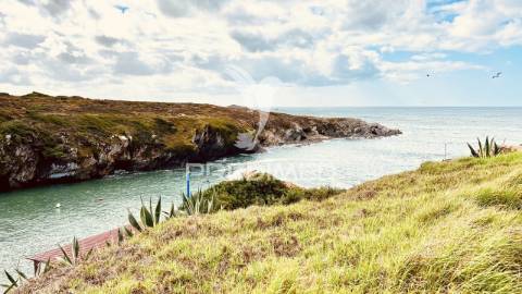 Moradia com logradouro e 2 espaços comerciais, centro de porto covo.