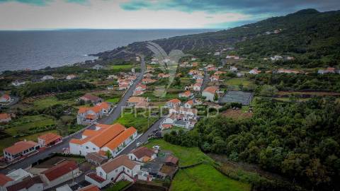T2 para remodelação com vista de mar e terreno – são mateus, madalena do pico