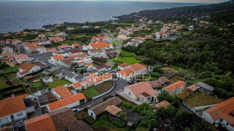 T2 para remodelação com vista de mar e terreno – são mateus, madalena do pico