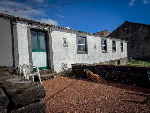 T2 para remodelação com vista de mar e terreno – são mateus, madalena do pico