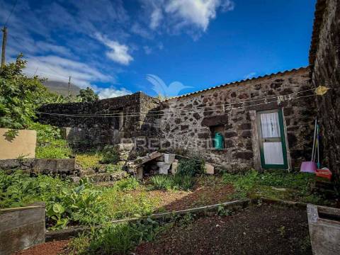 T2 para remodelação com vista de mar e terreno – são mateus, madalena do pico