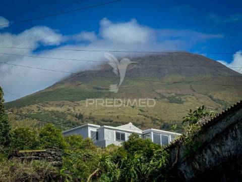 T2 para remodelação com vista de mar e terreno – são mateus, madalena do pico
