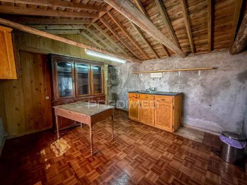 T2 para remodelação com vista de mar e terreno – são mateus, madalena do pico