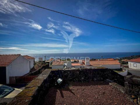 T2 para remodelação com vista de mar e terreno – são mateus, madalena do pico