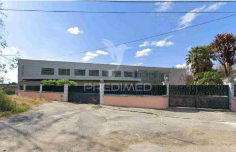 Armazém com logradouro em valongo do vouga, águeda