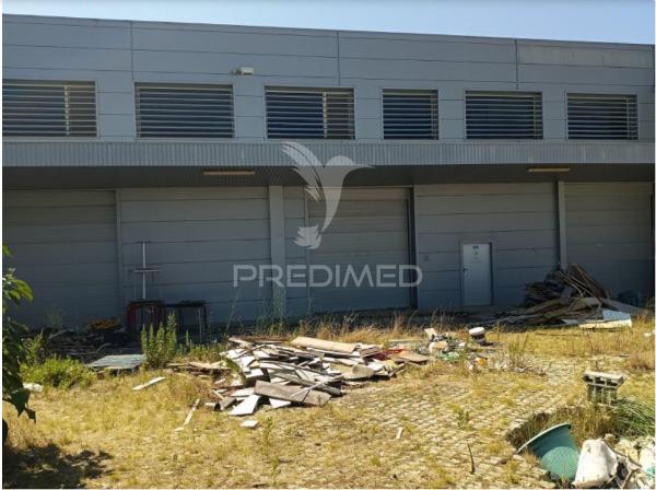 Armazém com logradouro em valongo do vouga, águeda