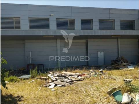 Armazém com logradouro em valongo do vouga, águeda