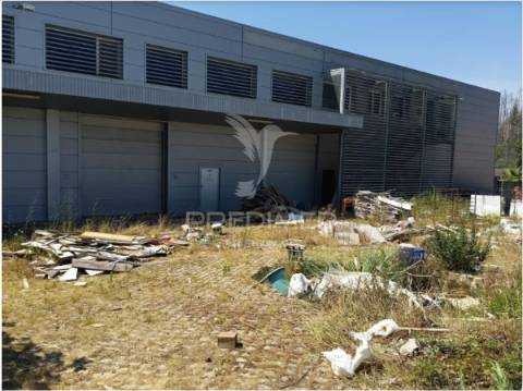 Armazém com logradouro em valongo do vouga, águeda