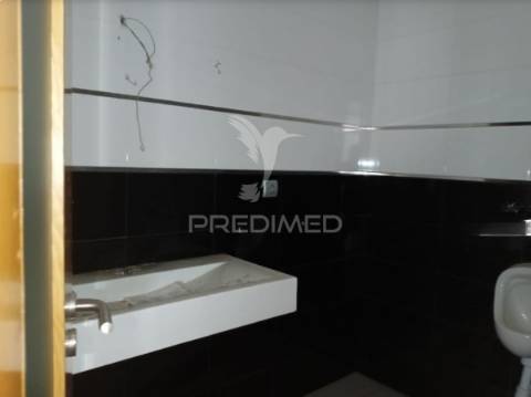 Armazém com logradouro em valongo do vouga, águeda