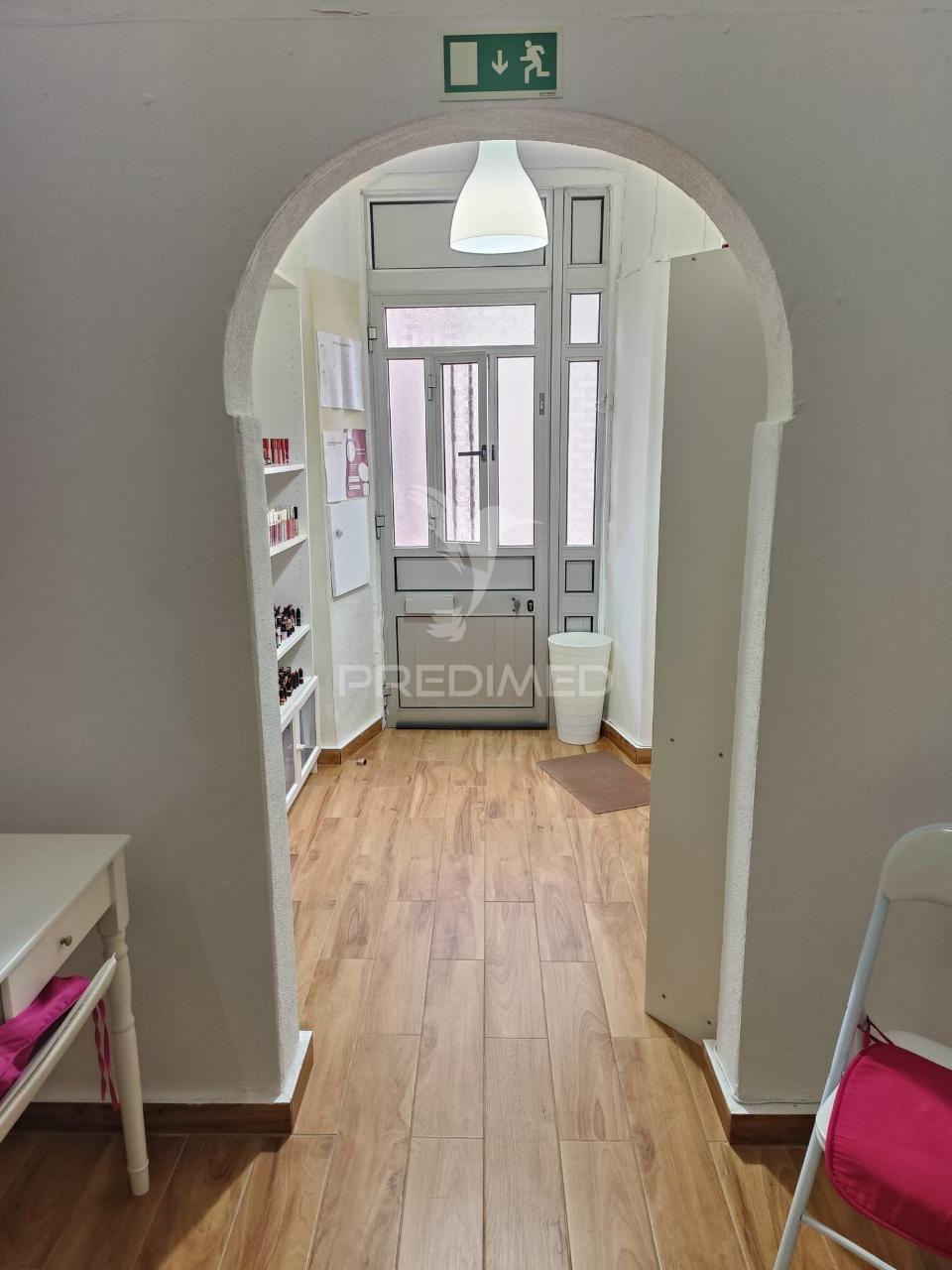 Arrendamento – espaço com 3 salas interligadas + sala no 1.º andar | baixa de olhão