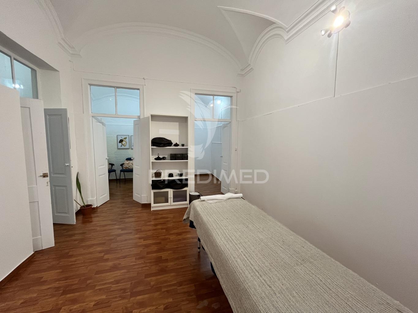 Arrendamento – espaço com 3 salas interligadas + sala no 1.º andar | baixa de olhão