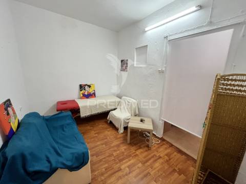 Arrendamento – espaço com 3 salas interligadas + sala no 1.º andar | baixa de olhão