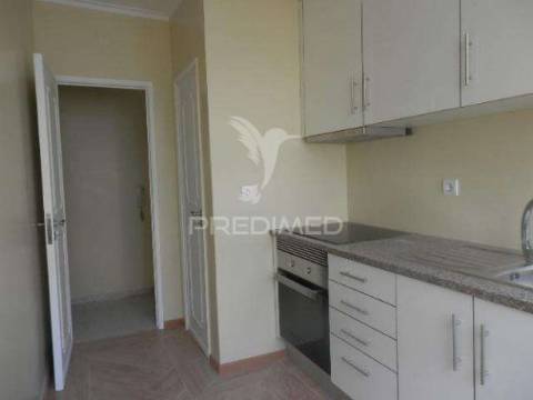 Arrendo t2 em mem martins,