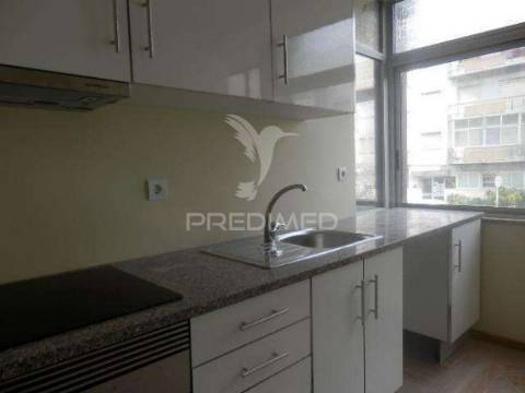 Arrendo t2 em mem martins,