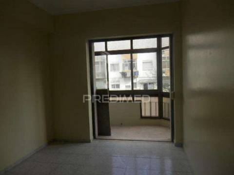 Arrendo t2 em mem martins,