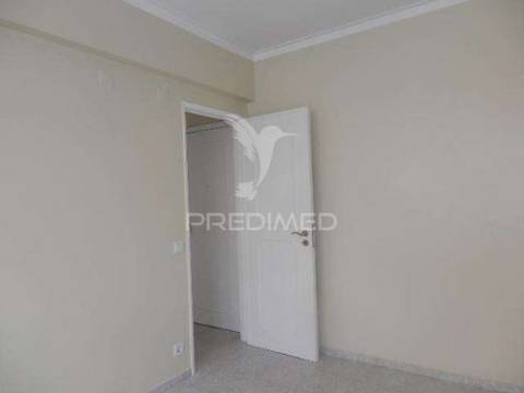 Arrendo t2 em mem martins,