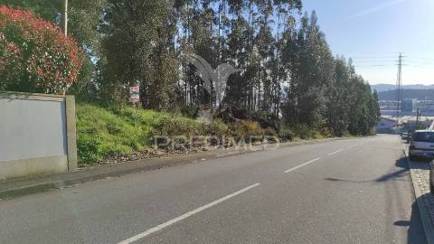 Terreno urbano em lousado