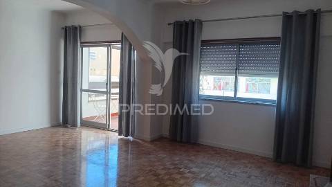 Excelente t2 arrendar próximo praia, no centro de oeiras