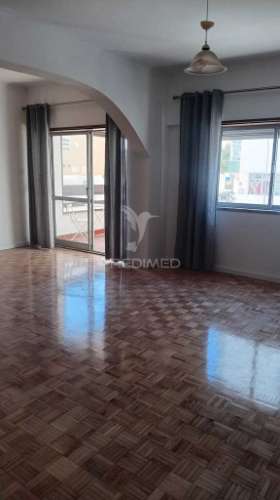 Excelente t2 arrendar próximo praia, no centro de oeiras