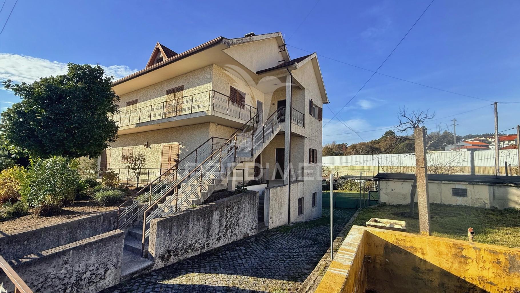 Moradia de 3 pisos com dois t4 + potencial t2 | terreno 1.160 m² | excelente localização e acessos