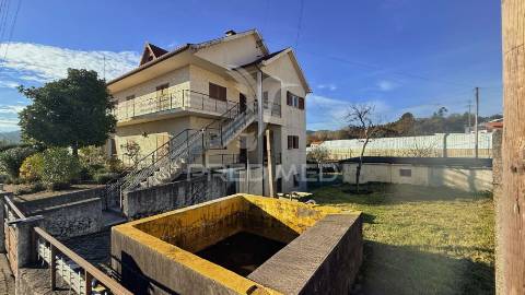 Moradia de 3 pisos com dois t4 + potencial t2 | terreno 1.160 m² | excelente localização e acessos