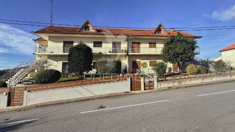 Moradia de 3 pisos com dois t4 + potencial t2 | terreno 1.160 m² | excelente localização e acessos