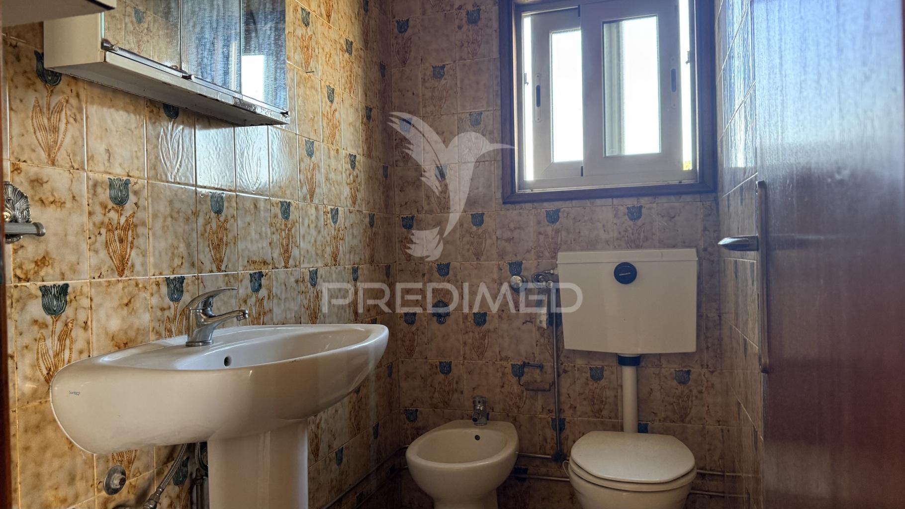 Moradia de 3 pisos com dois t4 + potencial t2 | terreno 1.160 m² | excelente localização e acessos