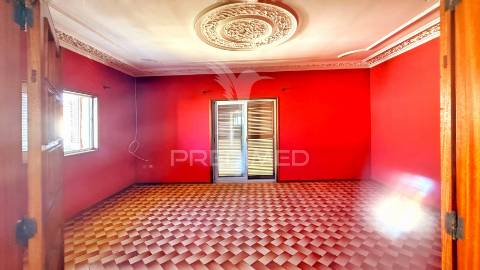 Moradia de 3 pisos com dois t4 + potencial t2 | terreno 1.160 m² | excelente localização e acessos