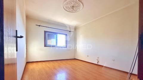 Moradia de 3 pisos com dois t4 + potencial t2 | terreno 1.160 m² | excelente localização e acessos