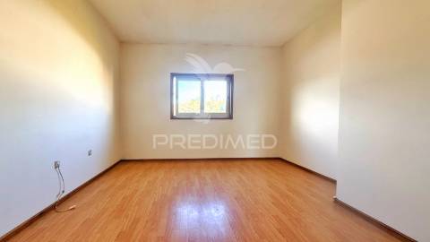 Moradia de 3 pisos com dois t4 + potencial t2 | terreno 1.160 m² | excelente localização e acessos