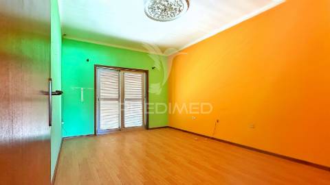 Moradia de 3 pisos com dois t4 + potencial t2 | terreno 1.160 m² | excelente localização e acessos