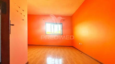 Moradia de 3 pisos com dois t4 + potencial t2 | terreno 1.160 m² | excelente localização e acessos