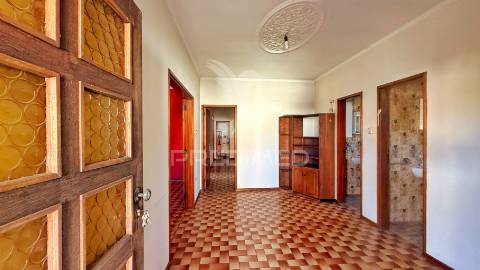 Moradia de 3 pisos com dois t4 + potencial t2 | terreno 1.160 m² | excelente localização e acessos