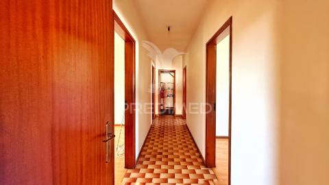 Moradia de 3 pisos com dois t4 + potencial t2 | terreno 1.160 m² | excelente localização e acessos