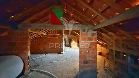 Moradia de 3 pisos com dois t4 + potencial t2 | terreno 1.160 m² | excelente localização e acessos