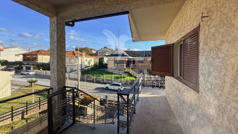 Moradia de 3 pisos com dois t4 + potencial t2 | terreno 1.160 m² | excelente localização e acessos