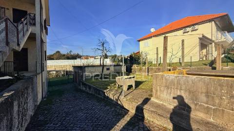 Moradia de 3 pisos com dois t4 + potencial t2 | terreno 1.160 m² | excelente localização e acessos