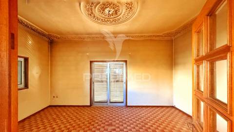 Moradia de 3 pisos com dois t4 + potencial t2 | terreno 1.160 m² | excelente localização e acessos