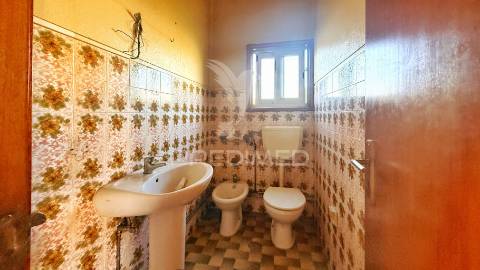 Moradia de 3 pisos com dois t4 + potencial t2 | terreno 1.160 m² | excelente localização e acessos