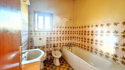 Moradia de 3 pisos com dois t4 + potencial t2 | terreno 1.160 m² | excelente localização e acessos