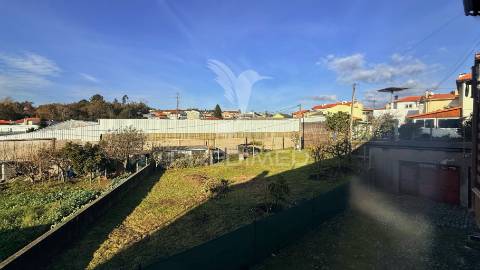 Moradia de 3 pisos com dois t4 + potencial t2 | terreno 1.160 m² | excelente localização e acessos